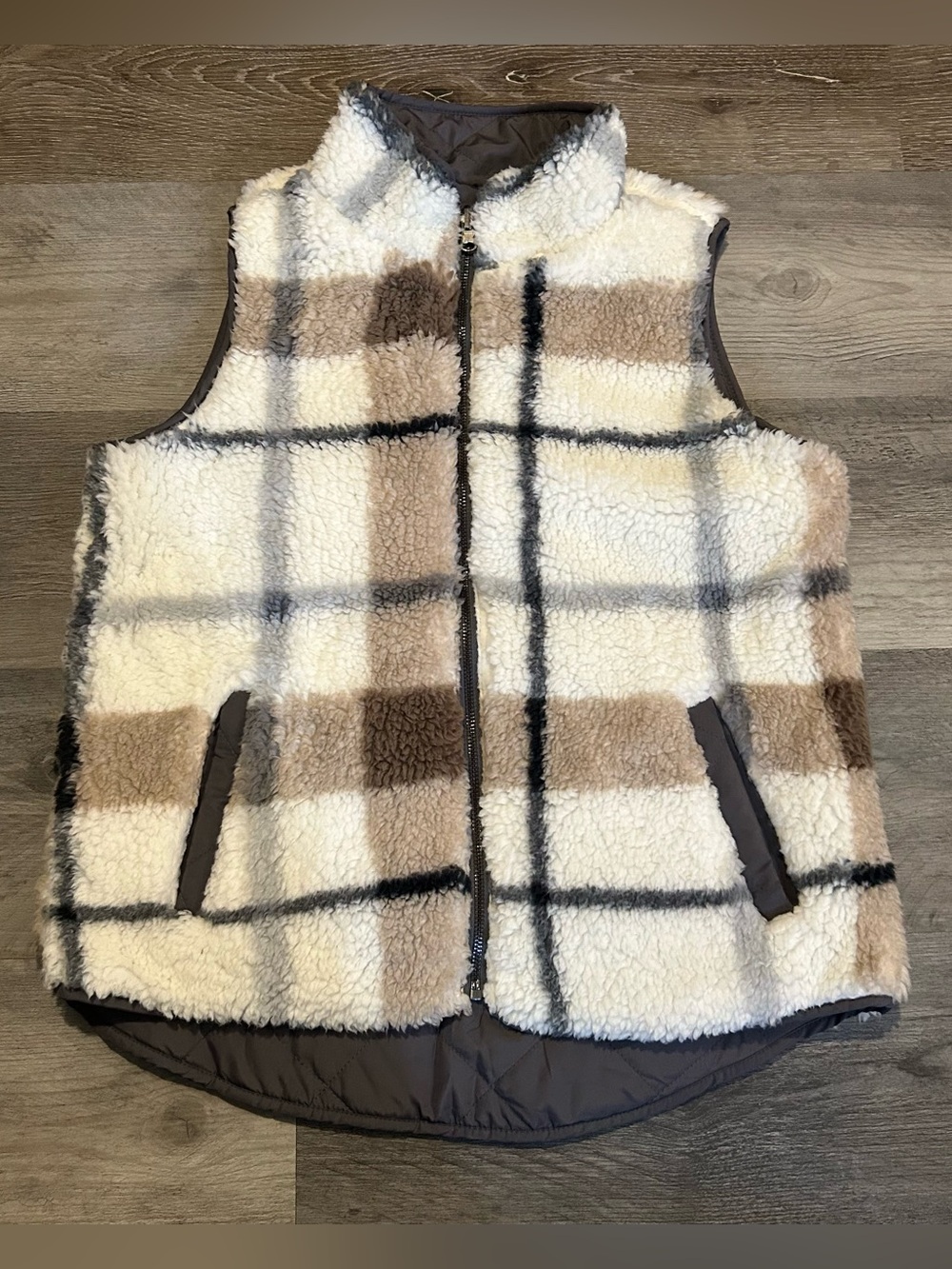 Small Thread & Supply Plaid Sherpa Lined Gray Quilted Reversible Vest Pockets - Picture 7 of 8
